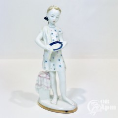 Скульптура "Девочка с тарелкой"